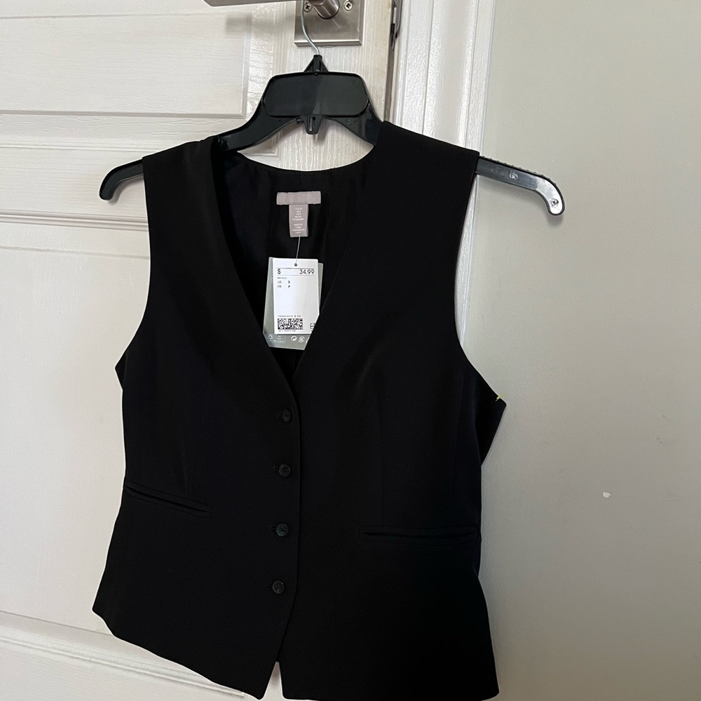 NWT H&M fitted vest iV-neck, buttons at front, and welt front pockets. size S - Picture 4 of 8